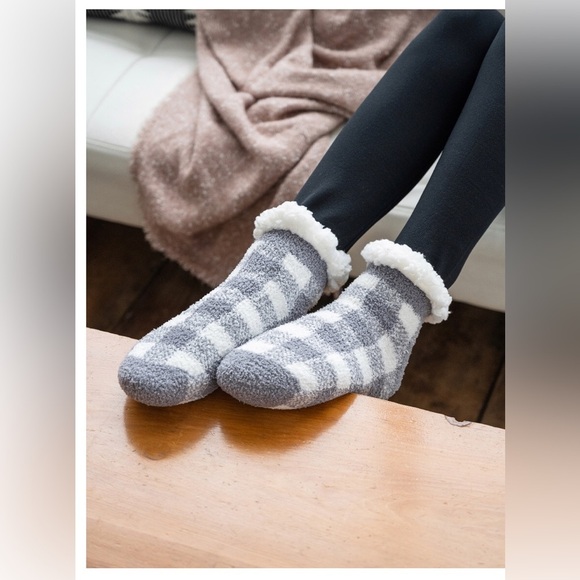 MUK LUKS 2pairs warm & cozy faux fur red &‎ black print Ankle Height Cabin socks - Picture 6 of 10